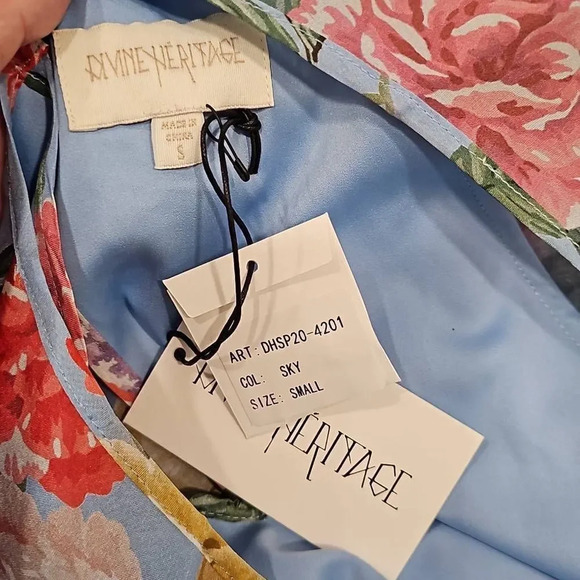 Divine Heritage Revolve S Floral Blouse 100% Silk in Sky - Picture 9 of 12
